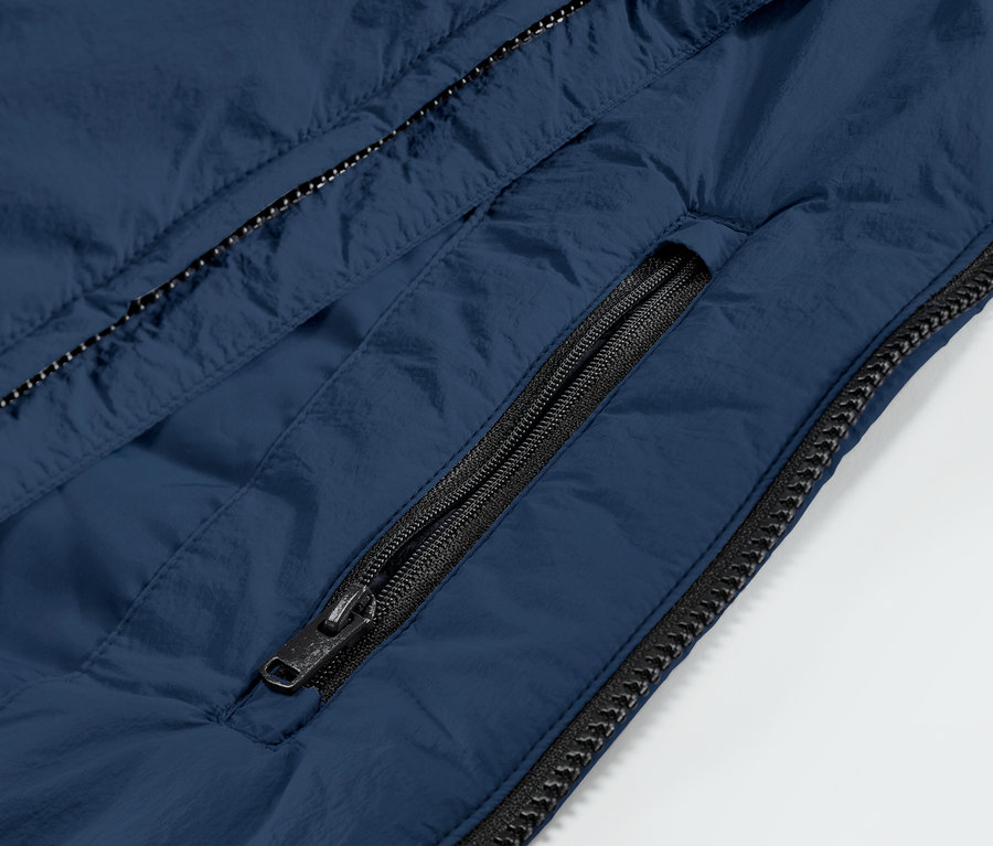 Zbliżenie na kurtkę z kapturem.