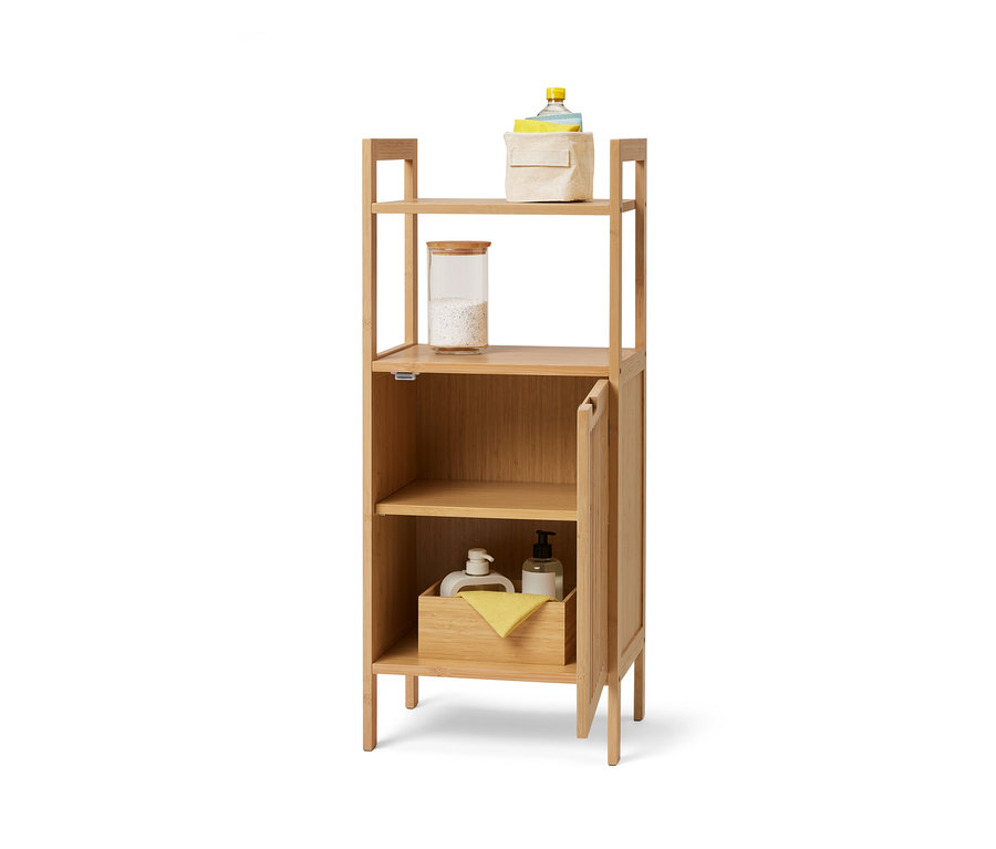 Pionowa szafka w stylu skandynawskim z otwartymi półkami i jednymi drzwiami, na których przechowywane są pojemniki i tekstylia.