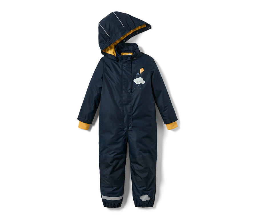 Granatowy kombinezon przeciwdeszczowy dla malucha z kapturem i żółtymi detalami.