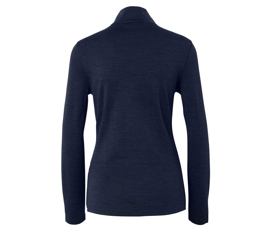 Widok z tyłu ciemnoniebieskiej koszulki z długim rękawem i golfem.