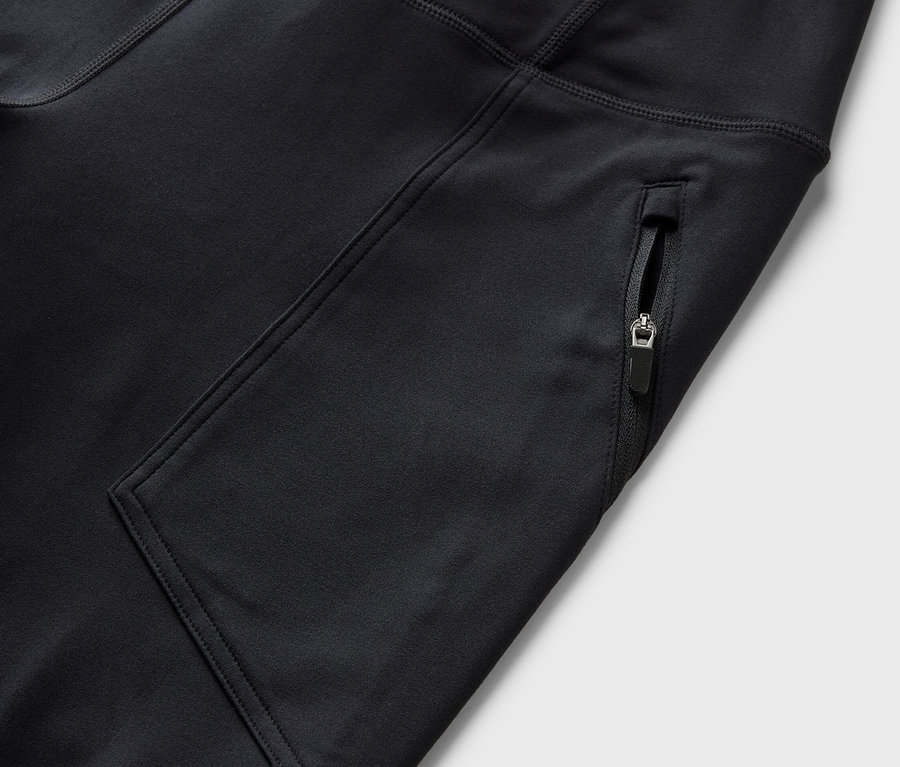 Szczegół czarnych legginsów outdoorowych z kieszenią na zamek.