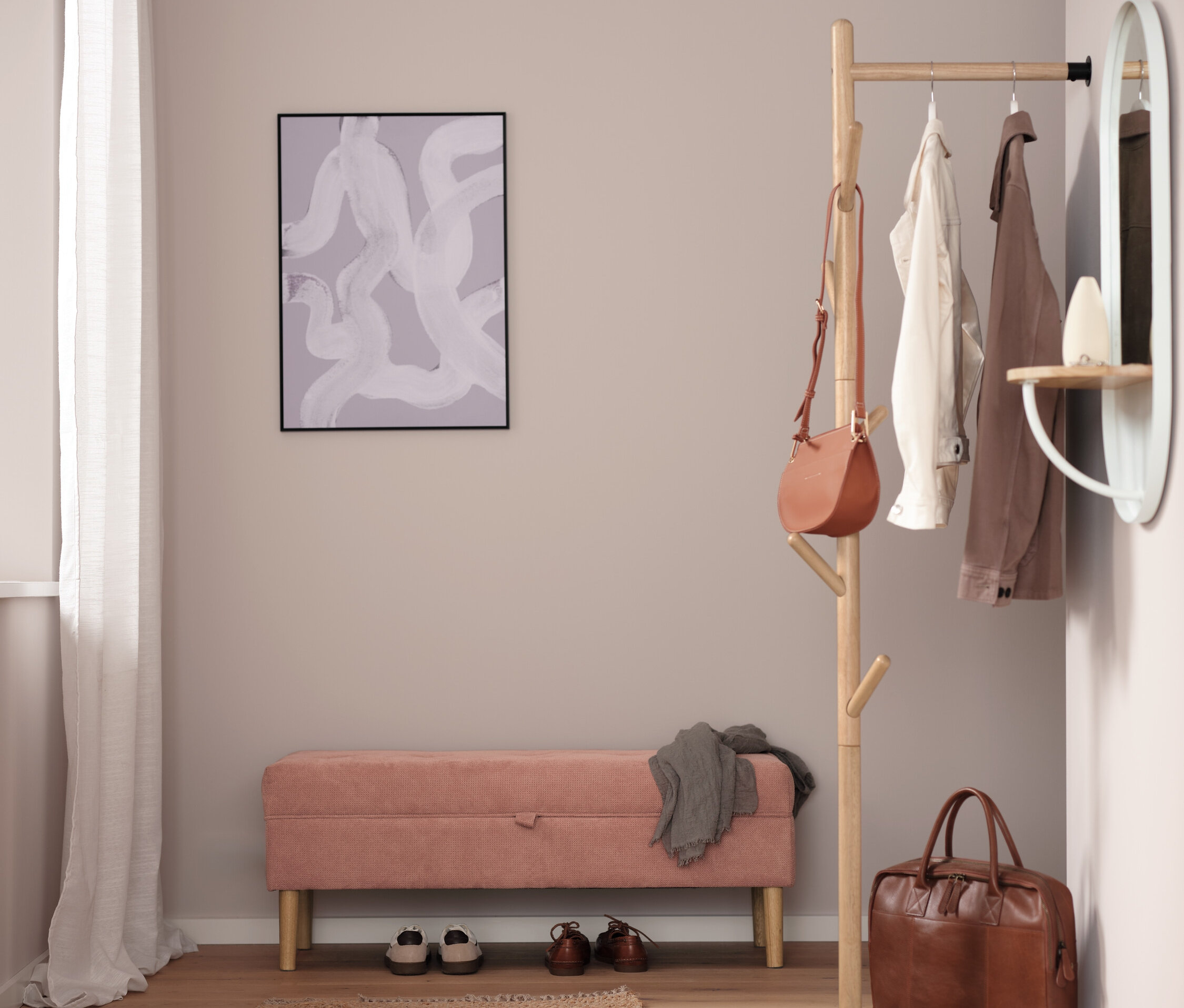 Przedpokój z różową ławką, butami, brązowym dywanem, wieszakiem na ubrania, torebką i lustrem.