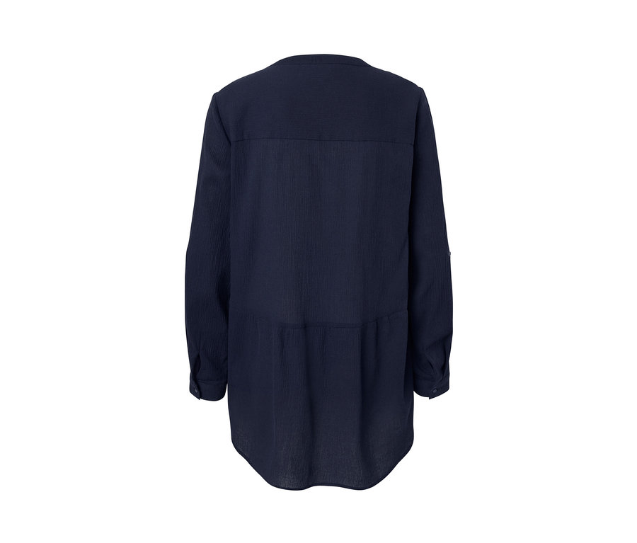 Szczegółowy widok z tyłu długiej bluzki.