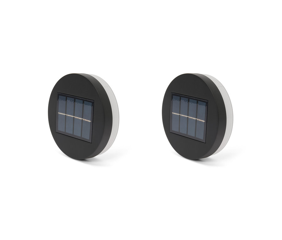 Dwie lampy do oświetlania ścian i schodów na białym tle.