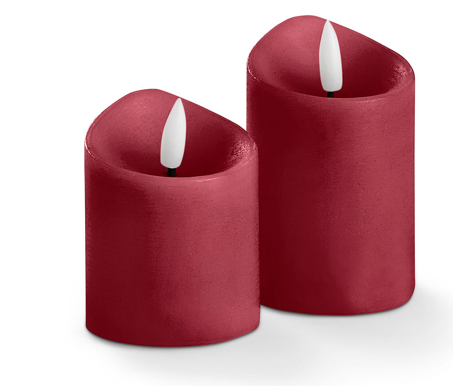 Dwie czerwone świece LED na białym tle.