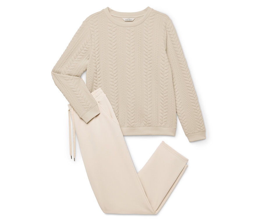 Beżowy dres domowy składający się z bluzy z wzorem warkocza i spodni ze sznurkiem.