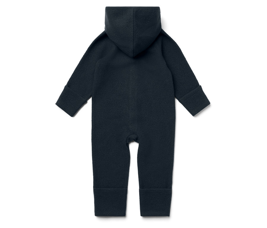 Granatowy kombinezon z kapturem leży na białym tle.