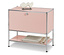 Różowa szafka z chromowaną ramą i beżowym kocem na dolnej półce.