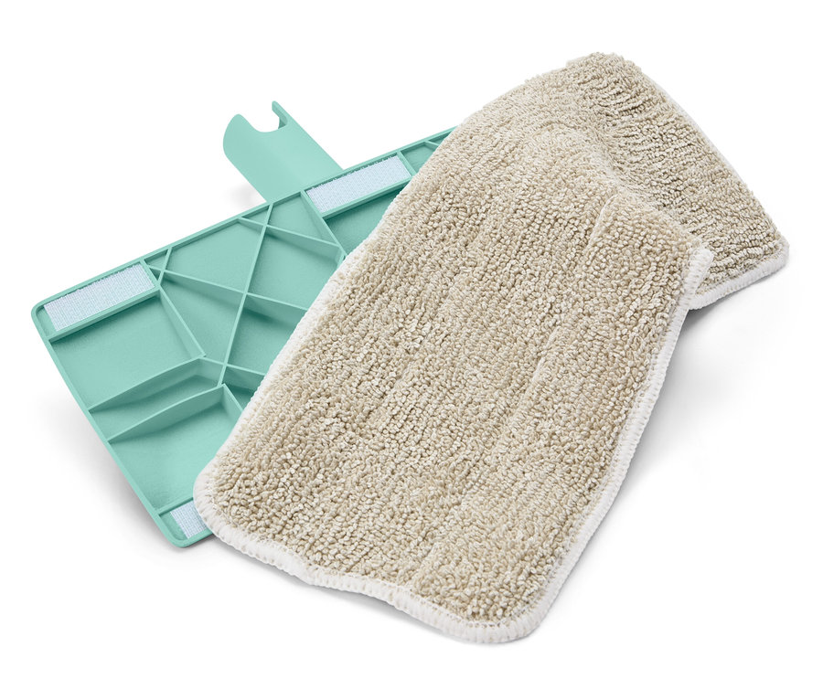 Jasnobrązowa ścierka do mopa obok zielonej podstawy mopa.