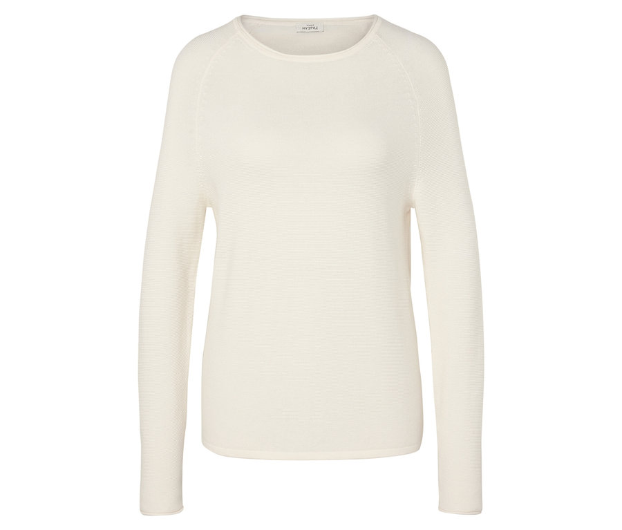 Kremowy sweter z długim rękawem.