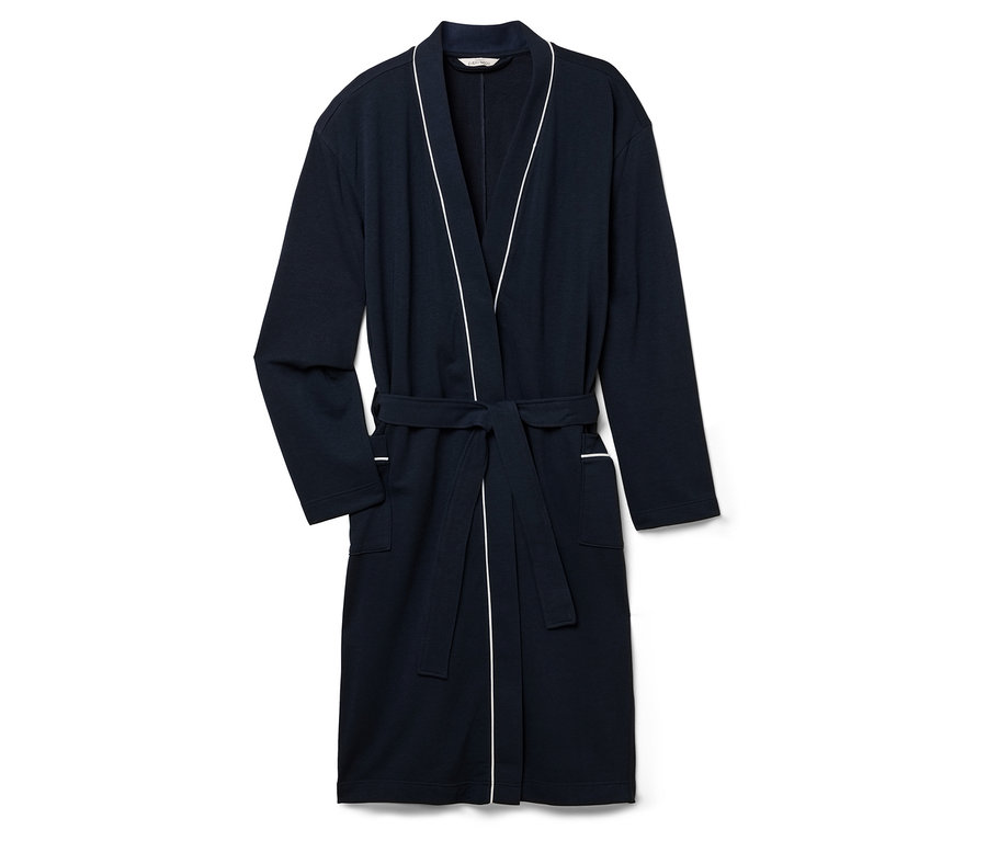 Granatowy szlafrok z białymi lamówkami i wiązanym paskiem leży na białym tle.