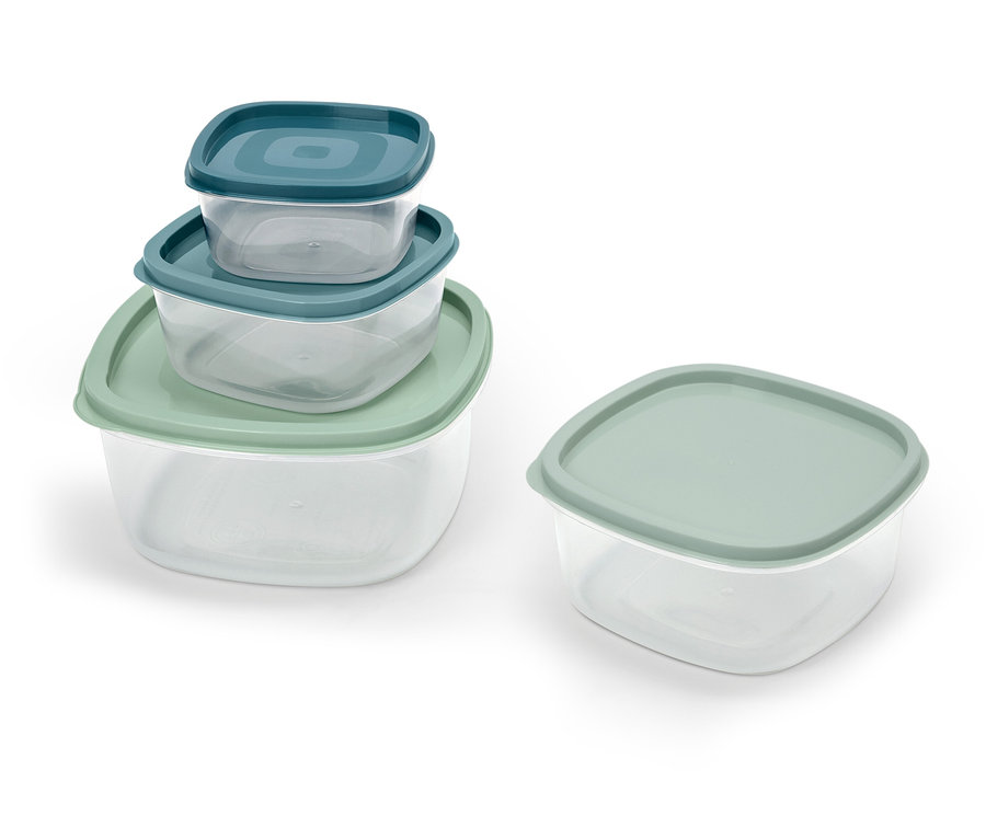 Cztery przezroczyste plastikowe pojemniki z pokrywkami. Trzy pojemniki z niebieskimi pokrywkami są ułożone w stos, a jeden pojemnik z zieloną pokrywką stoi obok.