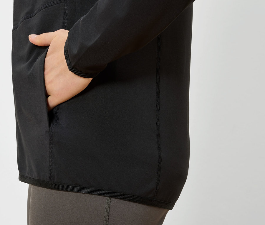 Ręka w kieszeni czarnej kurtki.