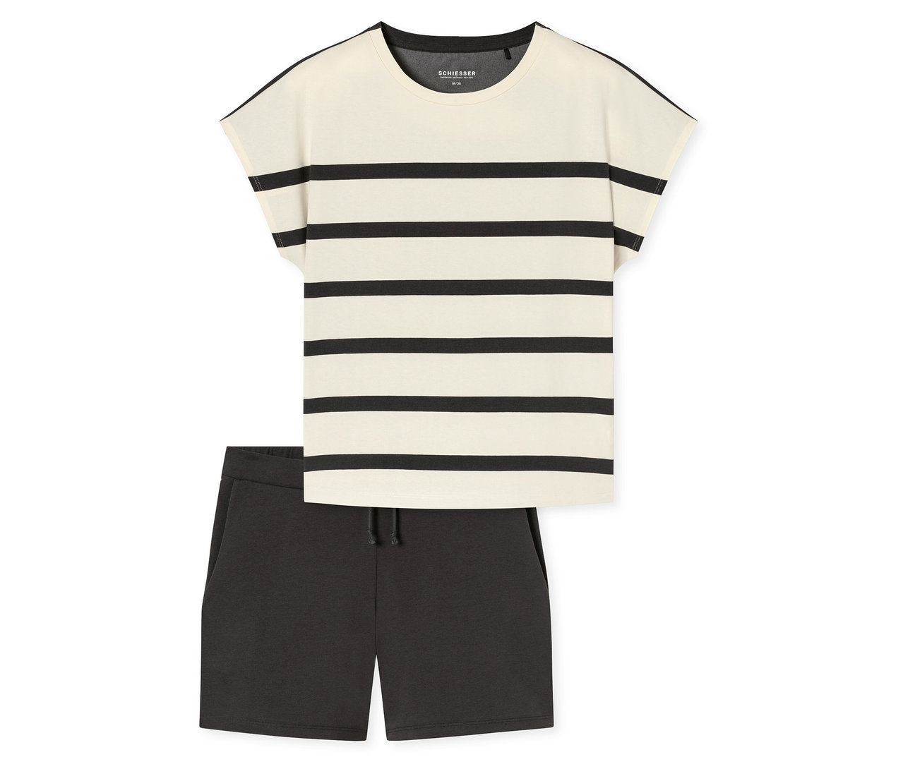 Beżowy, pasiasty T-shirt leży obok czarnych szortów.