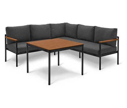 Szara sofa narożna ze stolikiem z drewna na białym tle.