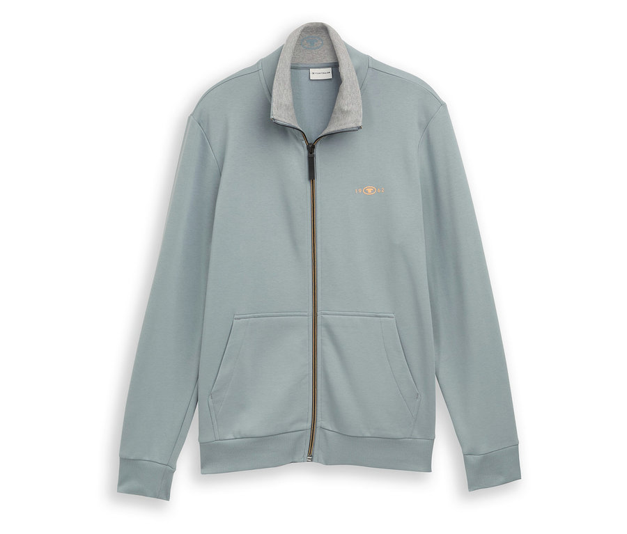 Jasnozielona bluza dresowa ze stójką Tom Tailor zapinana na zamek błyskawiczny. Ma dwie kieszenie i małe logo.