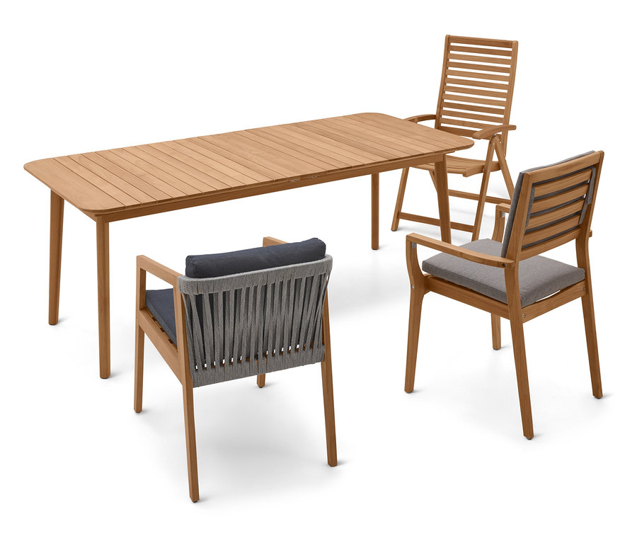 Na białym tle stoi teakowy stół z trzema krzesłami.