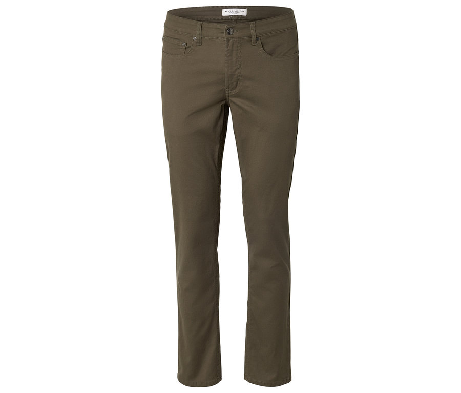 Spodnie khaki na białym tle.