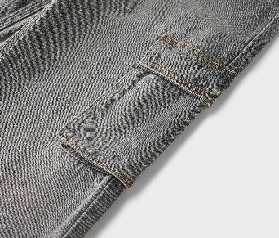 Zbliżenie na szare spodnie cargo z kieszeniami