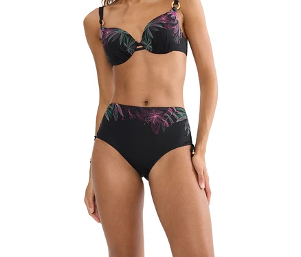 Kobieta ma na sobie czarne bikini z kwiatowym wzorem.
