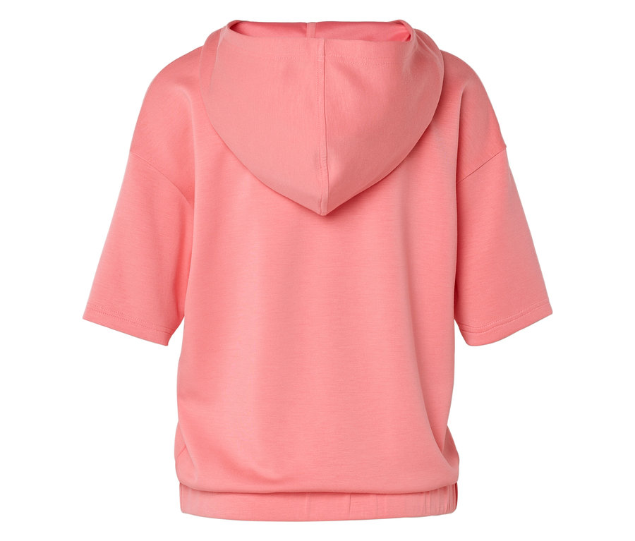Widok z tyłu łososiowej bluzy z kapturem i krótkimi rękawami.