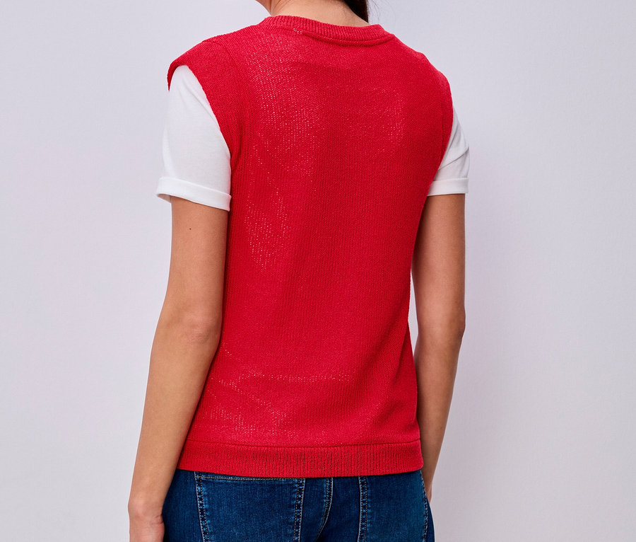 Kobieta od tyłu w koszulce Street One, czerwonej kamizelce, niebieskich dżinsach i białym T-shircie.