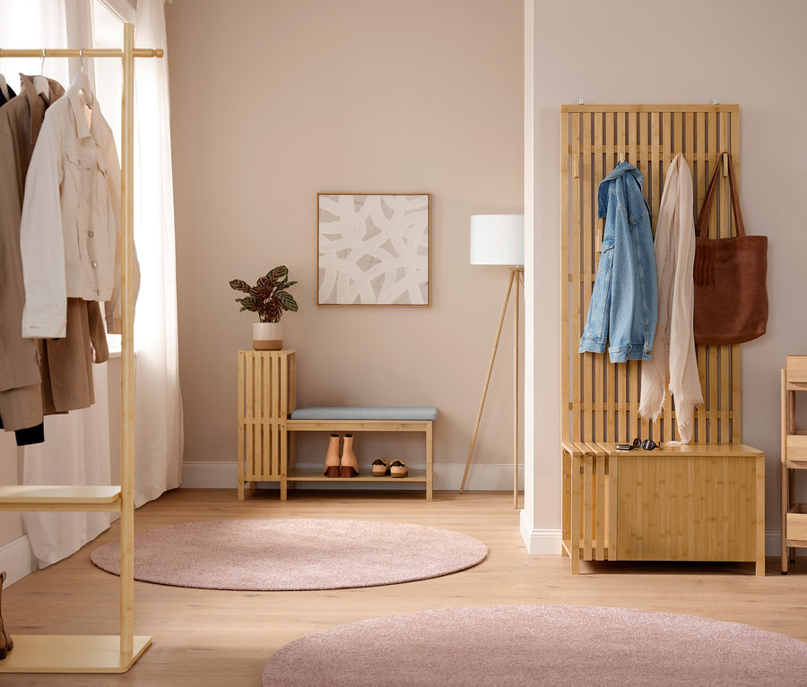 Aranżacja wnętrza z drewnianą lampą stojącą.