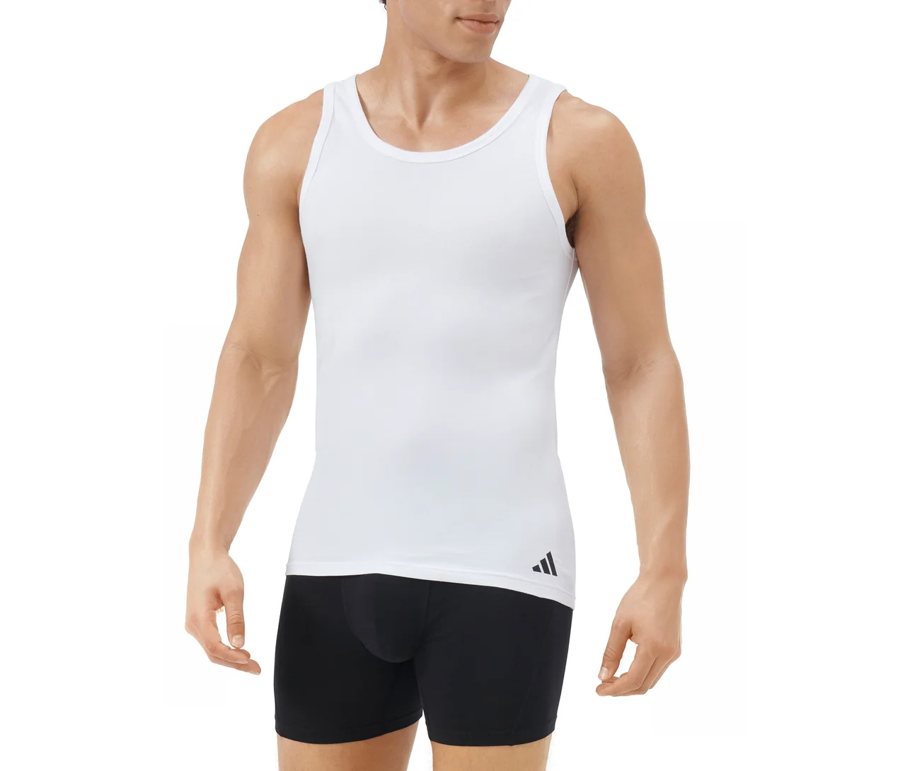 Mężczyzna w białym podkoszulku z czarnym logo Adidas na lewym dole i czarnych bokserkach, na białym tle.