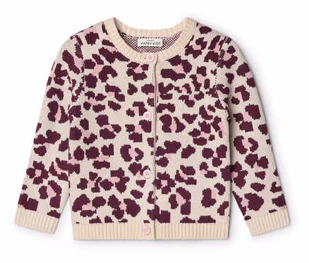 Dziecięcy sweter rozpinany z dzianiny w beżowo-ciemnoróżowo-jasnoróżowy wzór w panterkę, z okrągłym dekoltem i różowymi guzikami z przodu.