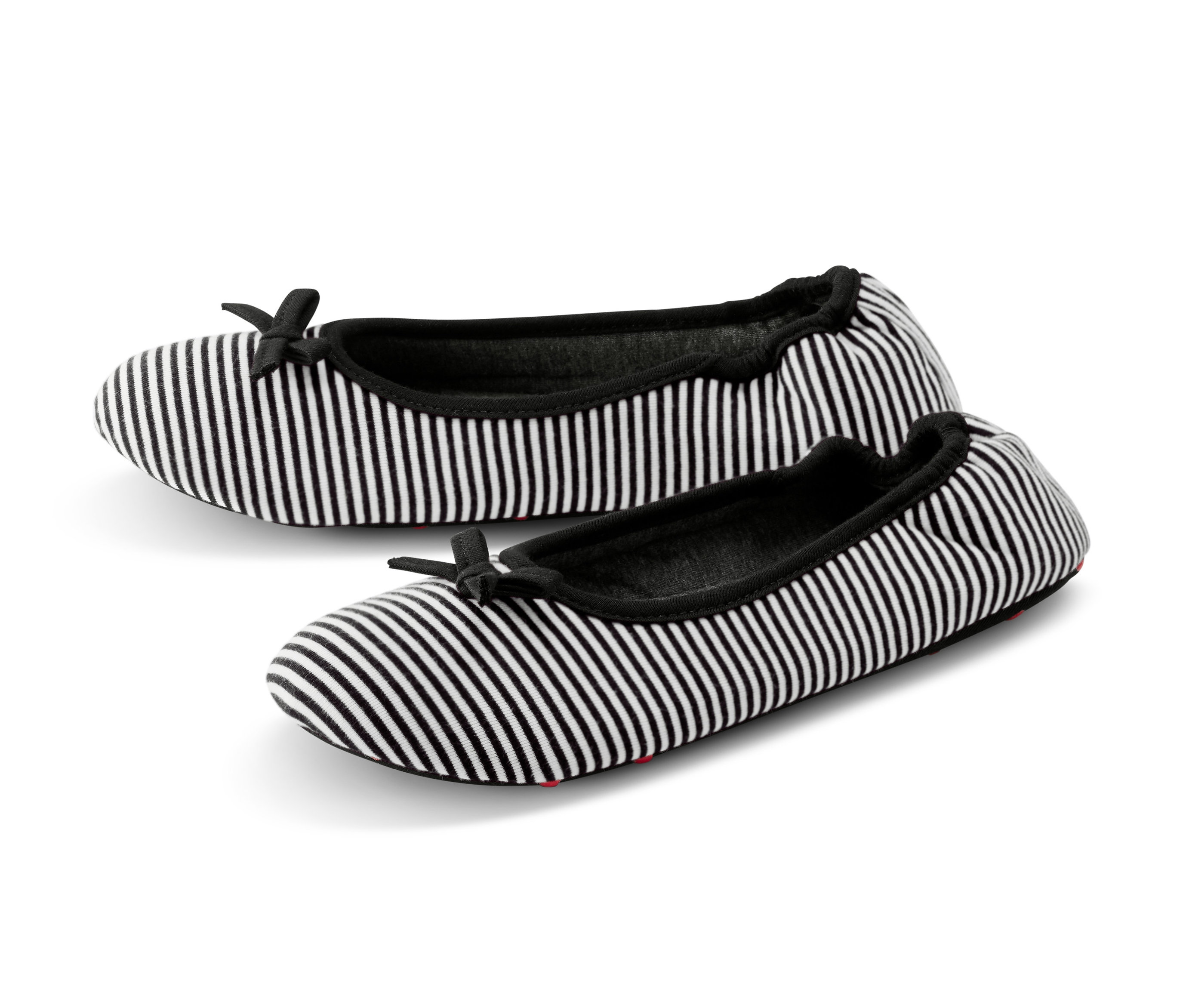 Dwa kapcie baleriny w czarno-białe paski z czarną kokardą.