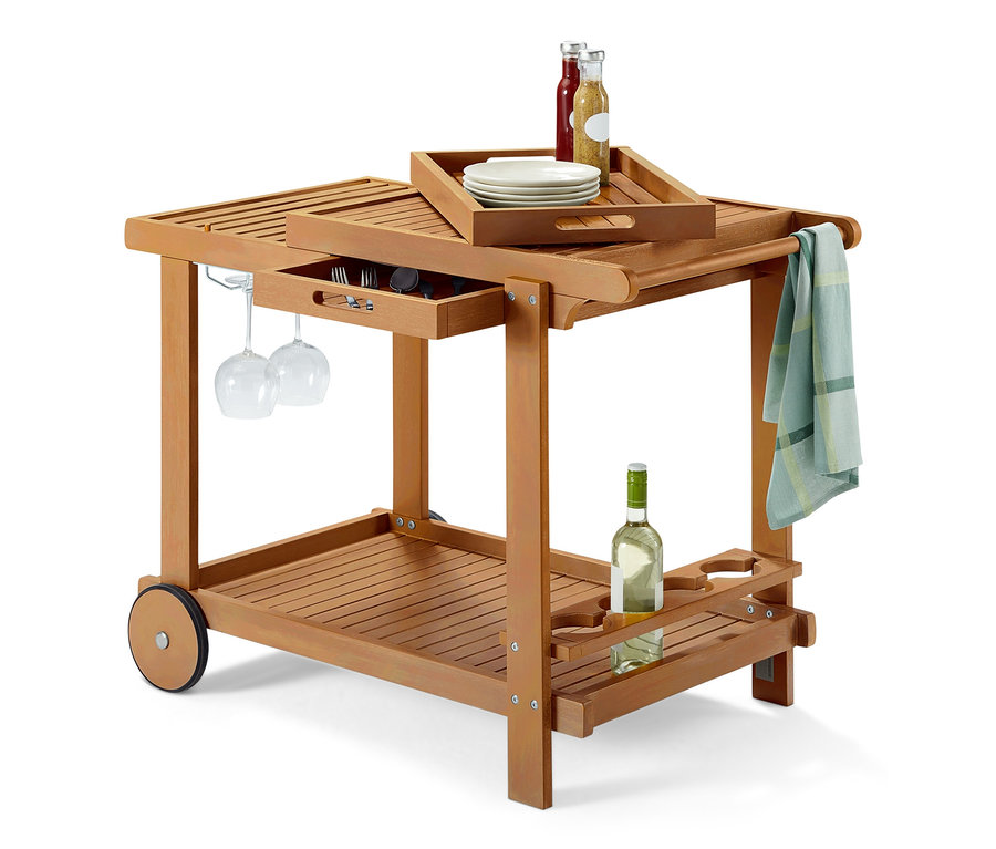 Drewniany wózek grillowy z kółkami, z blatem, uchwytem na kieliszki i miejscem do przechowywania.