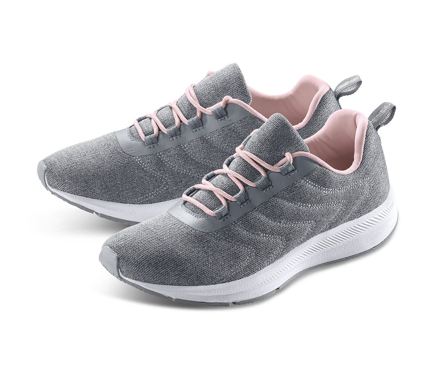 Dwa buty typu sneaker na białym tle.