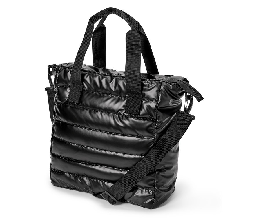 Czarna, pikowana torebka z czarnymi uchwytami i paskiem na ramię.