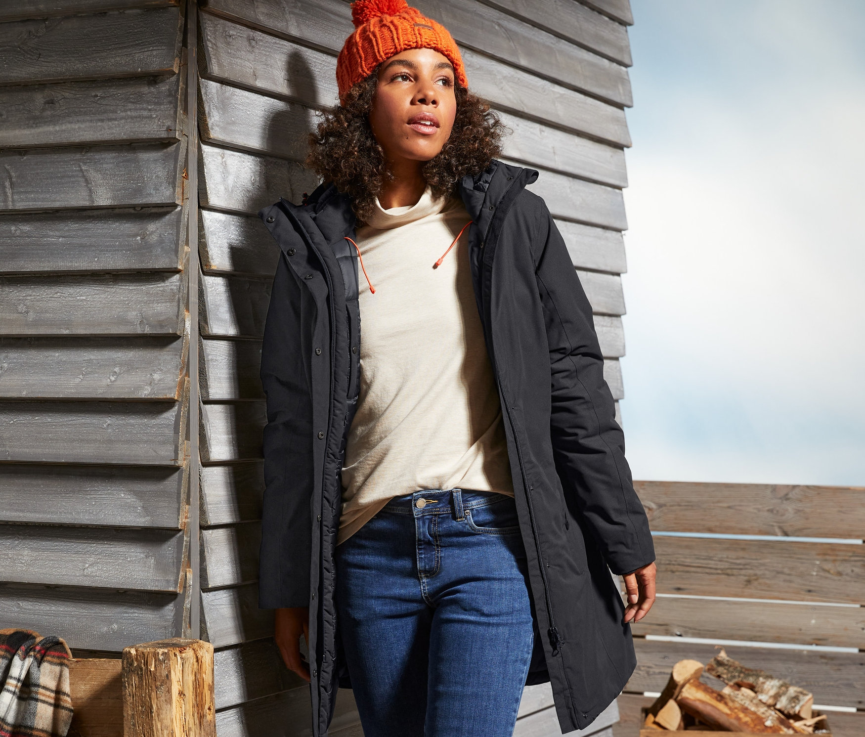 Kobieta w antracytowym płaszczu termicznym.