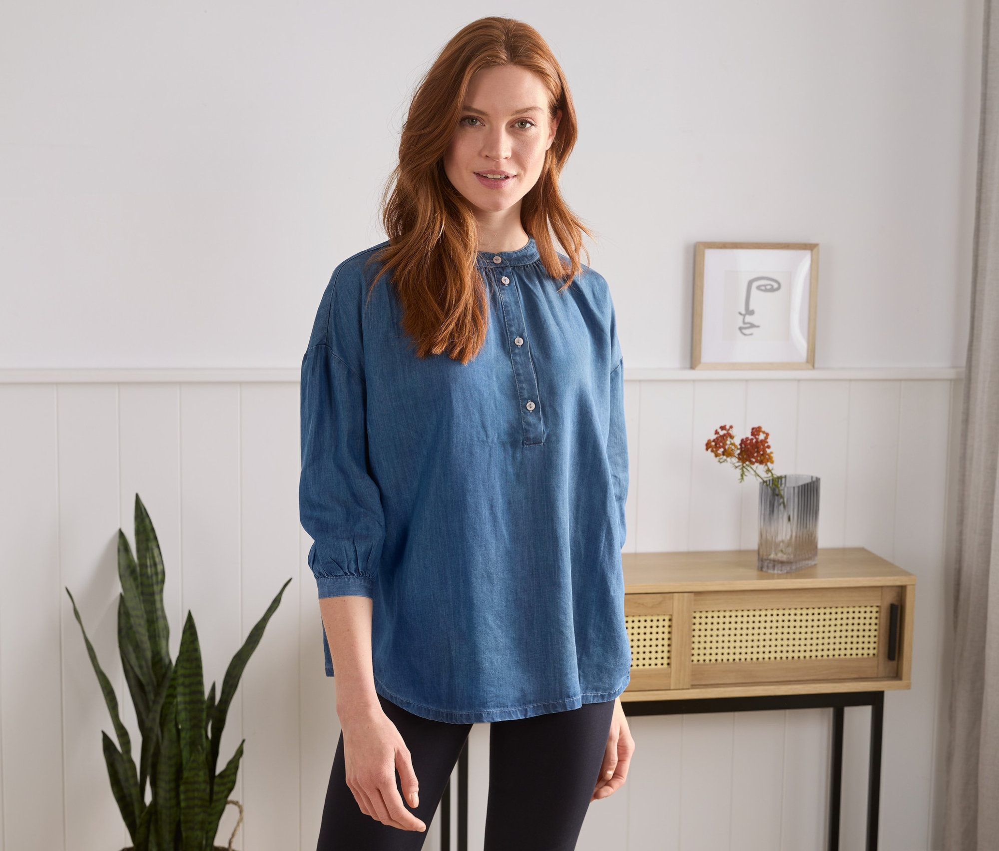 Kobieta ma na sobie bluzkę stylizowaną na dżinsową.