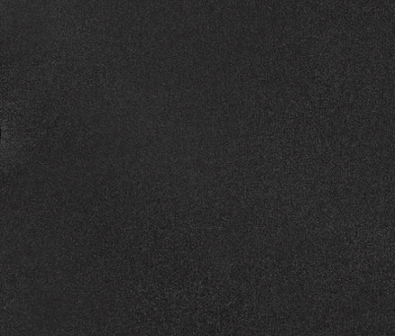 Zbliżenie na czarny płaszcz pikowany z kapturem, zapinany na zamek błyskawiczny i zatrzaski.