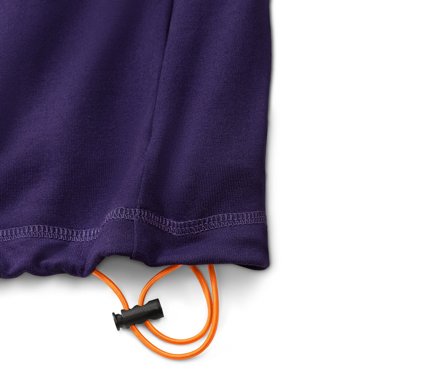 Zbliżenie na fioletową, krótką bluzę z długim rękawem do fitnessu ze sznurkiem w kolorze pomarańczowym.