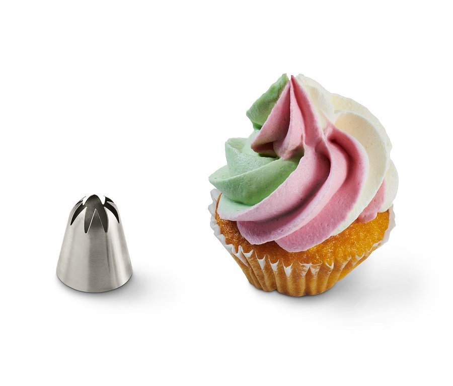 Obok ozdobionego muffina leży zestaw do dekorowania ciast z wieloma końcówkami.