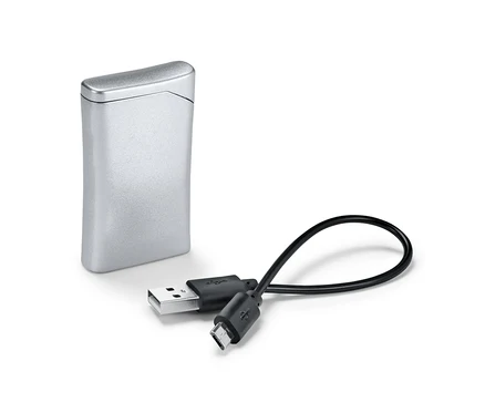 Srebrna zapalniczka elektryczna z kablem USB.