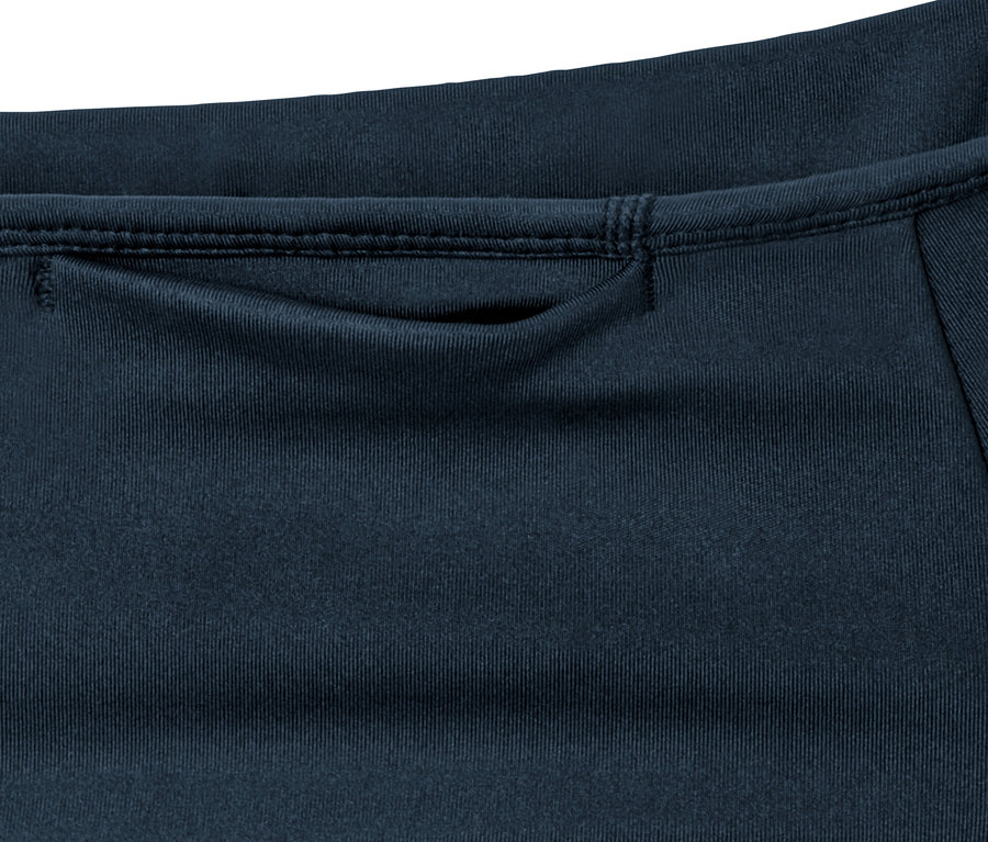 Zbliżenie na legginsy sportowe z kieszenią w pasie.