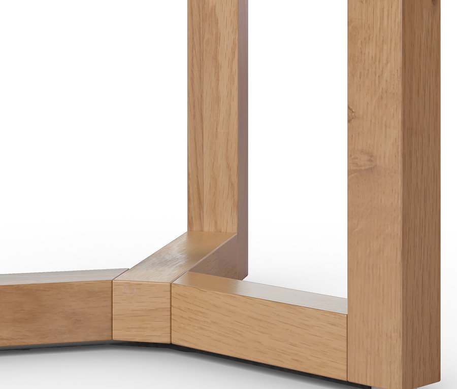 Szczegół rogu drewnianego stołu z nogami i podstawą.