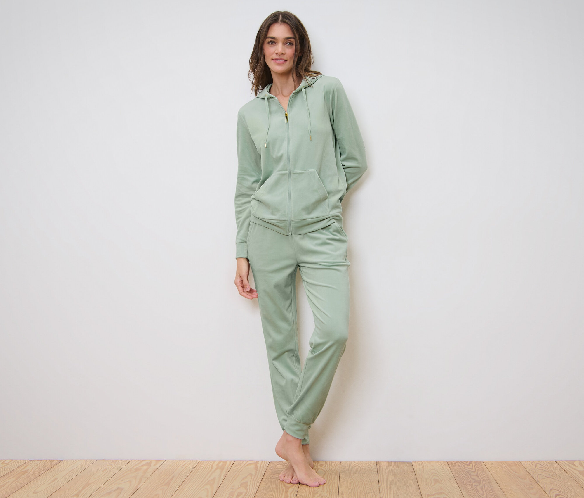 Kobieta pozuje w dresie domowym z weluru.