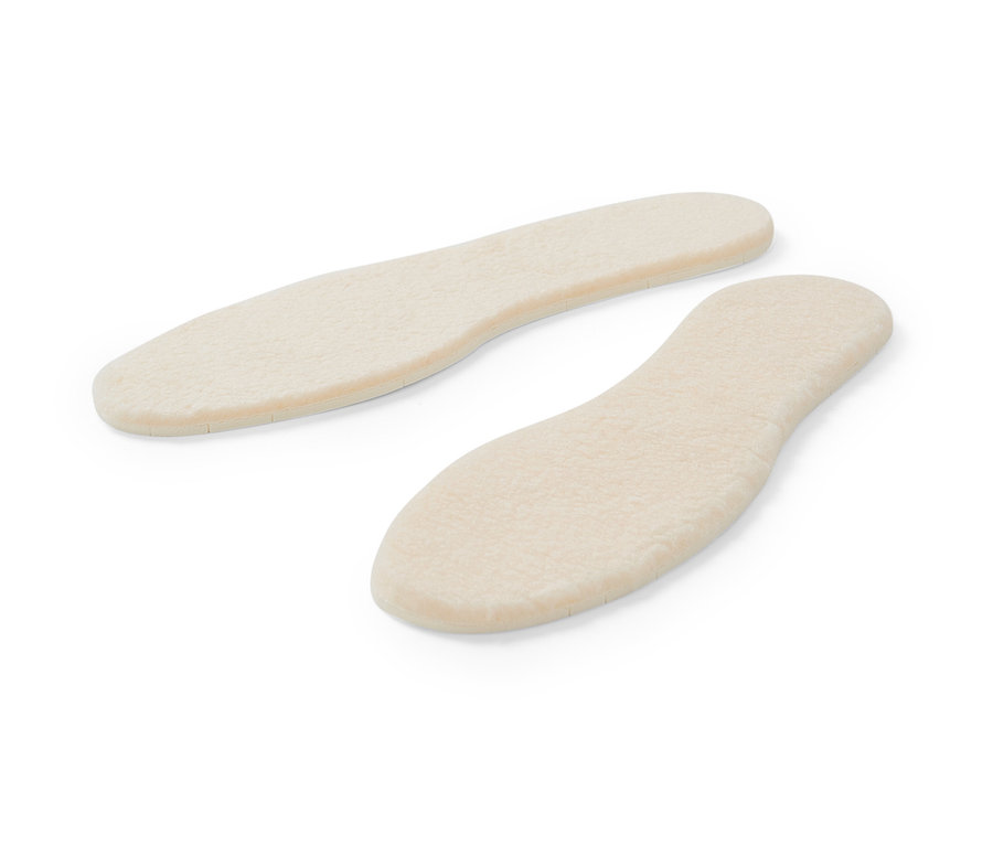 Dwie pary wkładek do butów z wełny jagnięcej na białym tle.