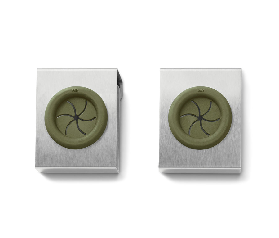 Dwa uchwyty na ścierki do naczyń.