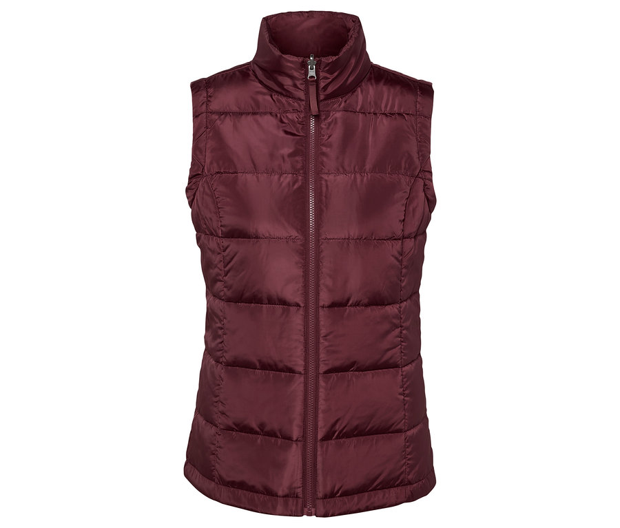 Burgundowa pikowana kamizelka z zamkiem błyskawicznym pośrodku.