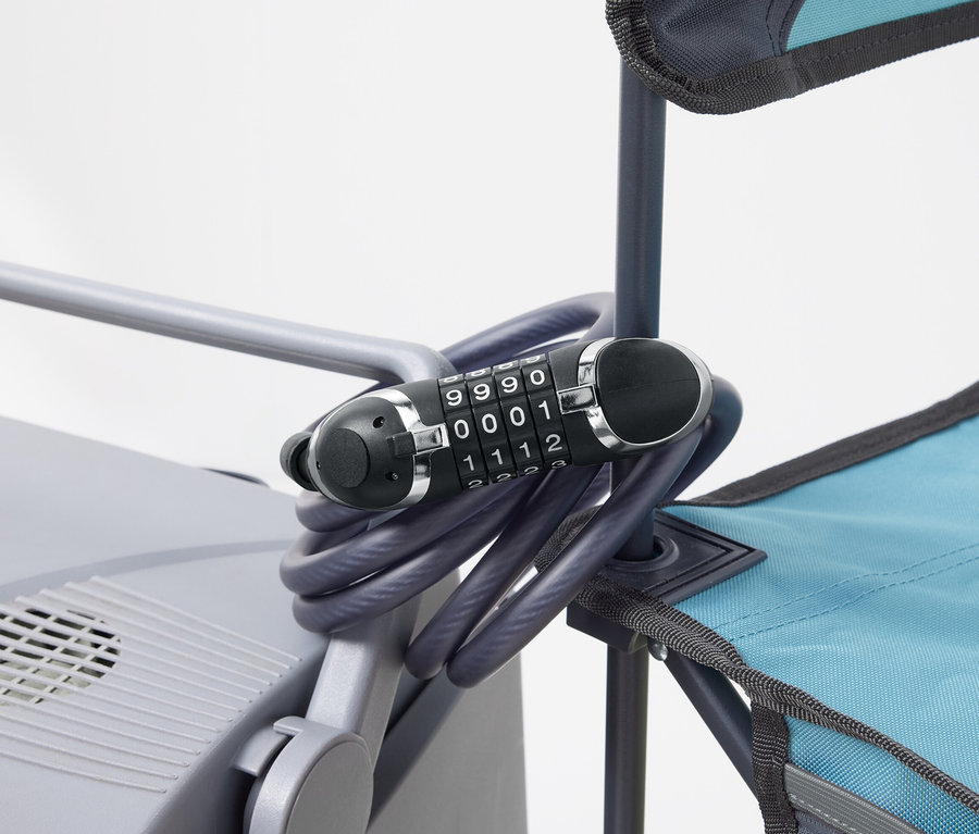 Bardzo długie uniwersalne zapięcie ze stali owinięte wokół szarego klimatyzatora i ramy niebieskiego krzesła plażowego.