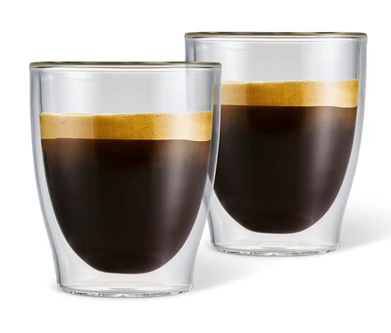 Dwie szklanki o podwójnych ściankach do caffè crema wypełnione kawą.