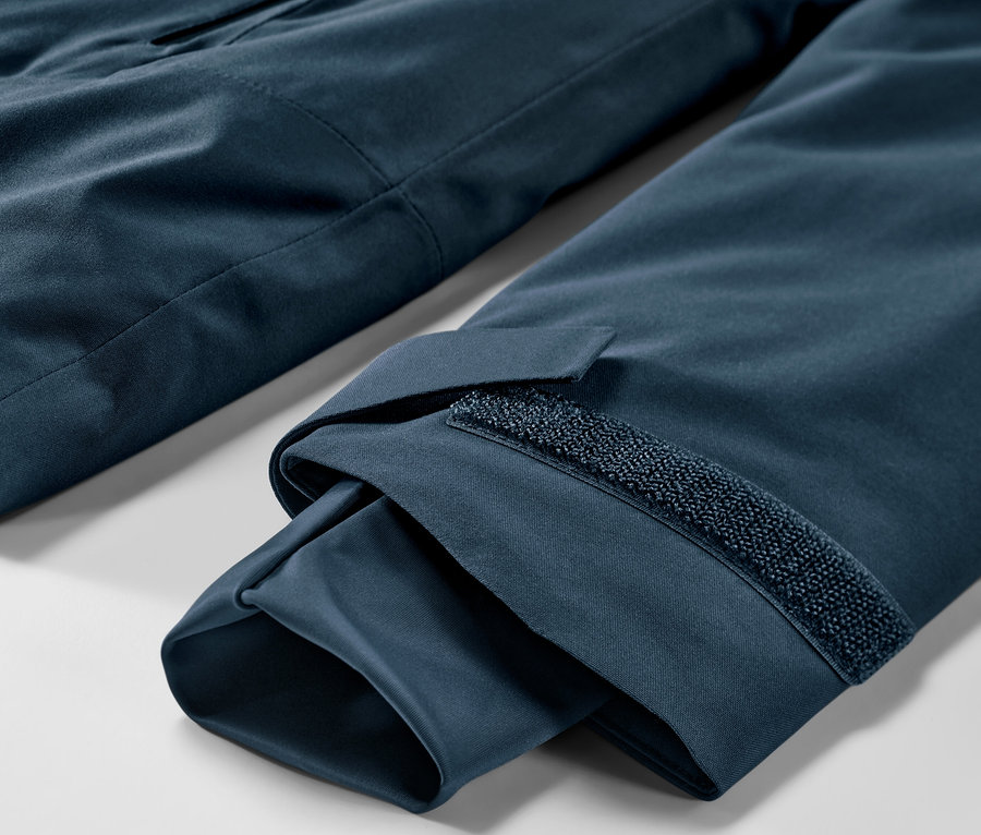 Szczegół granatowej kurtki narciarskiej.