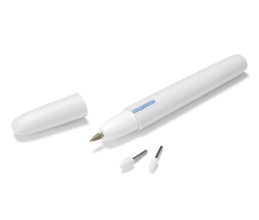 Urządzenie do manicure i pedicure z nasadkami i osłoną.