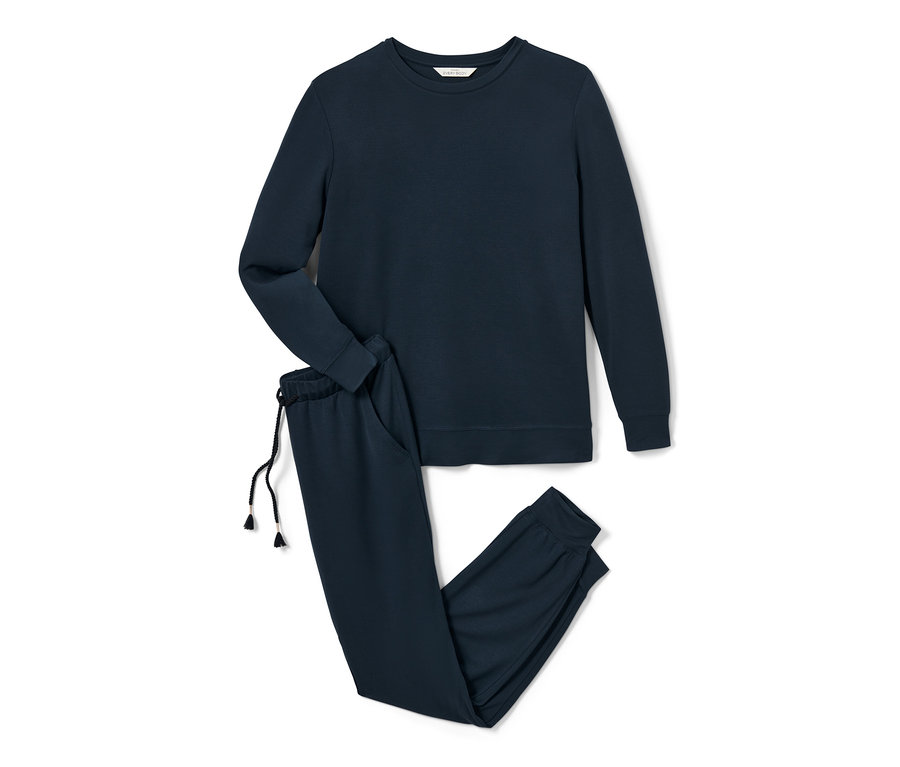 Granatowy dres domowy leży na białym tle.